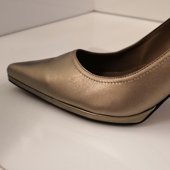 Tahari Gold Pumps, Sz 7.5 - Picture 3 of 5